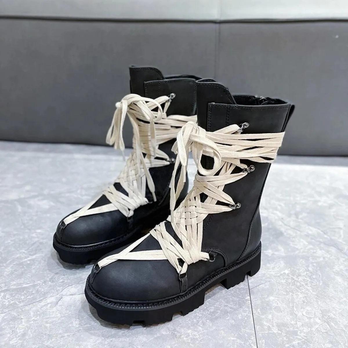 2023 Stivali da moto in pelle nera da donna Stivali da donna invernali Lace Up Zipper Opening Coppie Sheos Boots Bind The Des