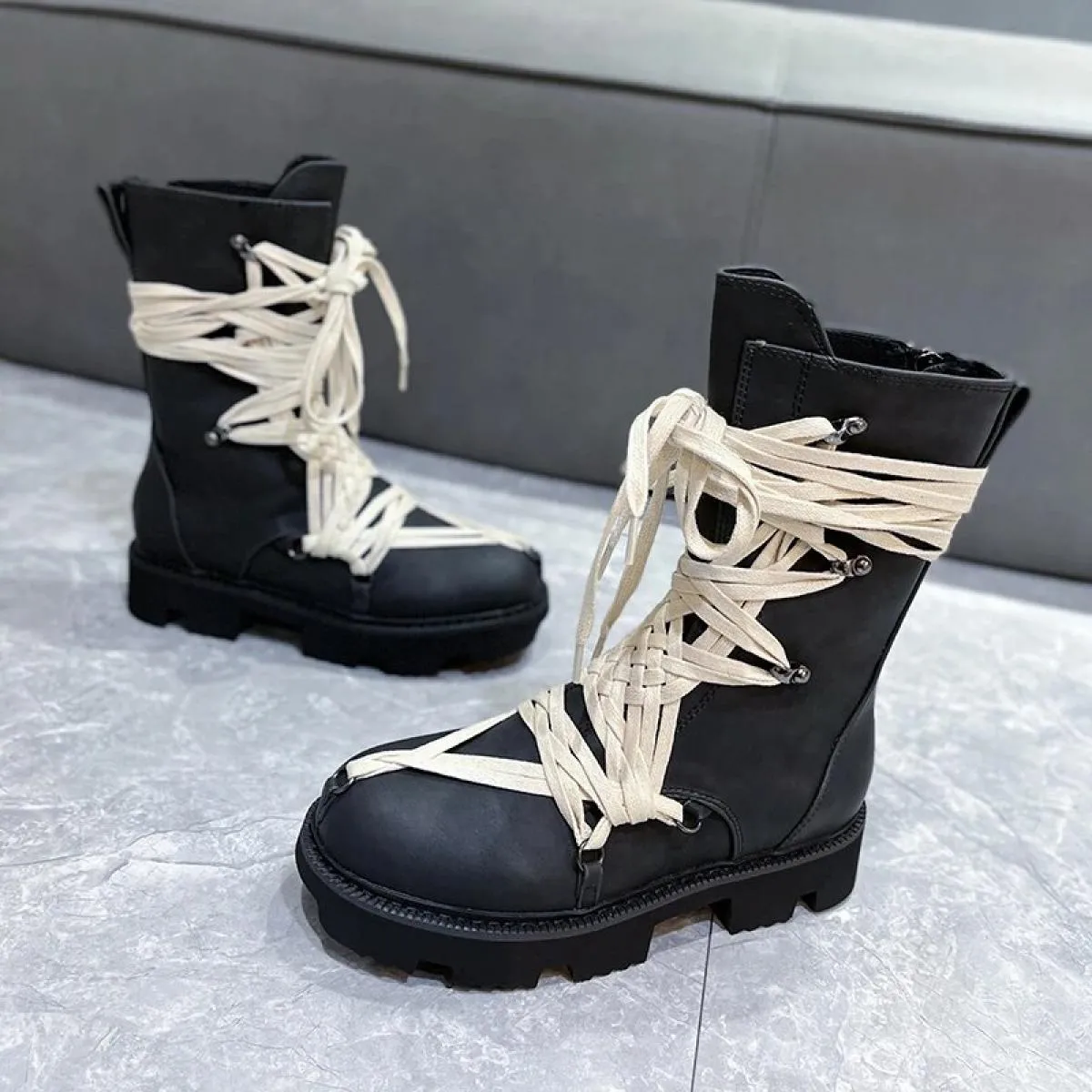 2023 Stivali da moto in pelle nera da donna Stivali da donna invernali Lace Up Zipper Opening Coppie Sheos Boots Bind The Des