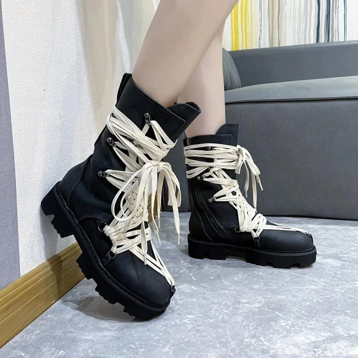 2023 Stivali da moto in pelle nera da donna Stivali da donna invernali Lace Up Zipper Opening Coppie Sheos Boots Bind The Des