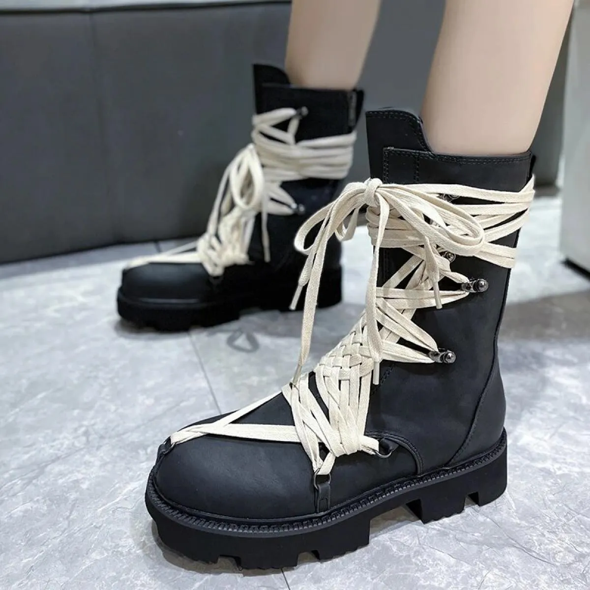 2023 Stivali da moto in pelle nera da donna Stivali da donna invernali Lace Up Zipper Opening Coppie Sheos Boots Bind The Des