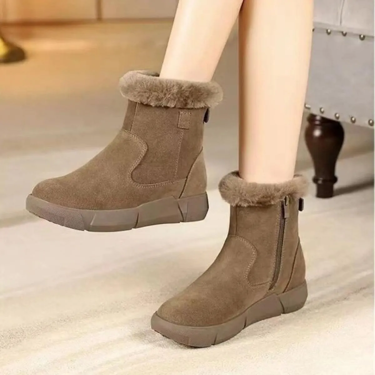 2024 Scarpe da donna di moda Stivali corti da donna in peluche Vendita calda Stivali classici con cerniera laterale Nuova testa