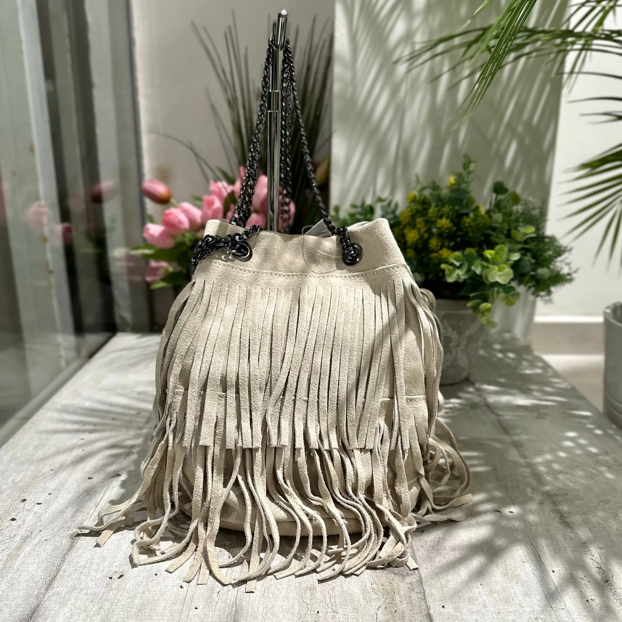 Borsa a Secchiello con Frange Offwhite in Pelle Scamosciata