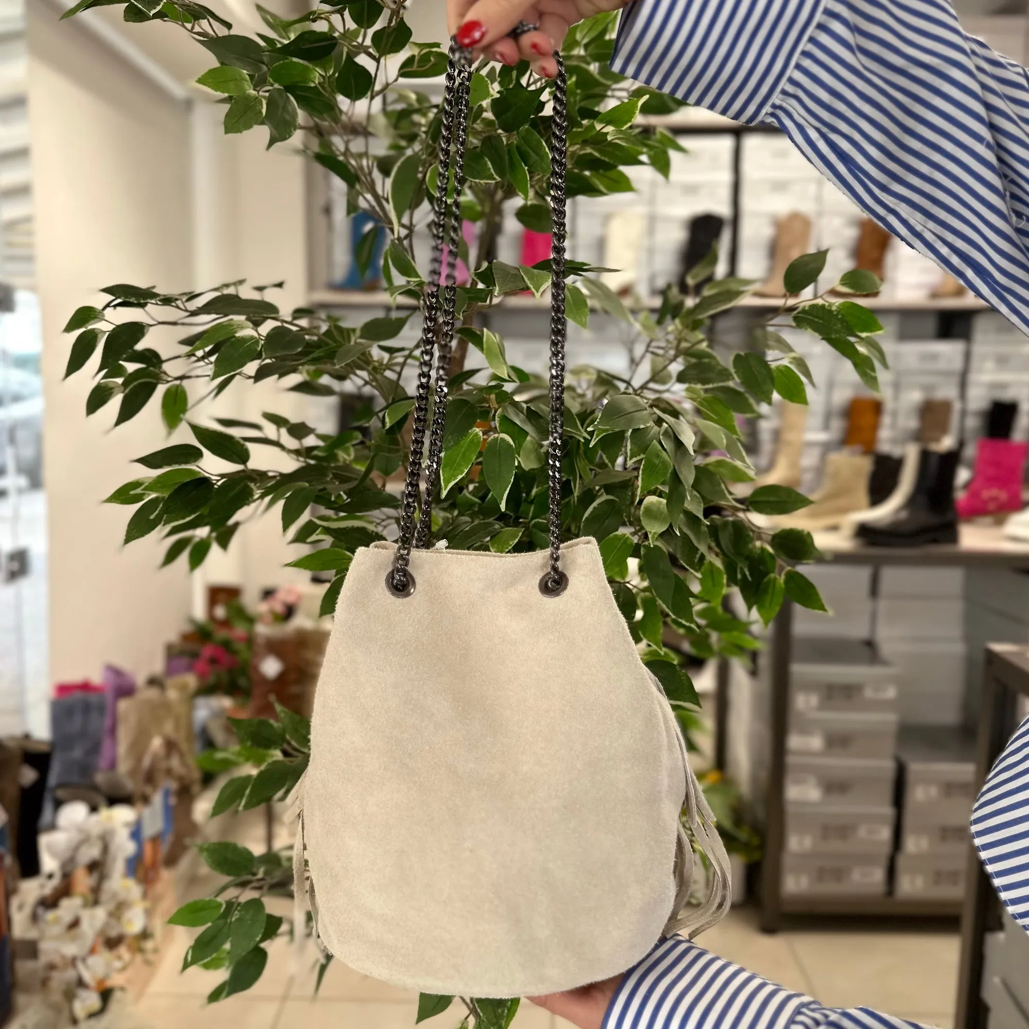 Borsa a Secchiello con Frange Offwhite in Pelle Scamosciata