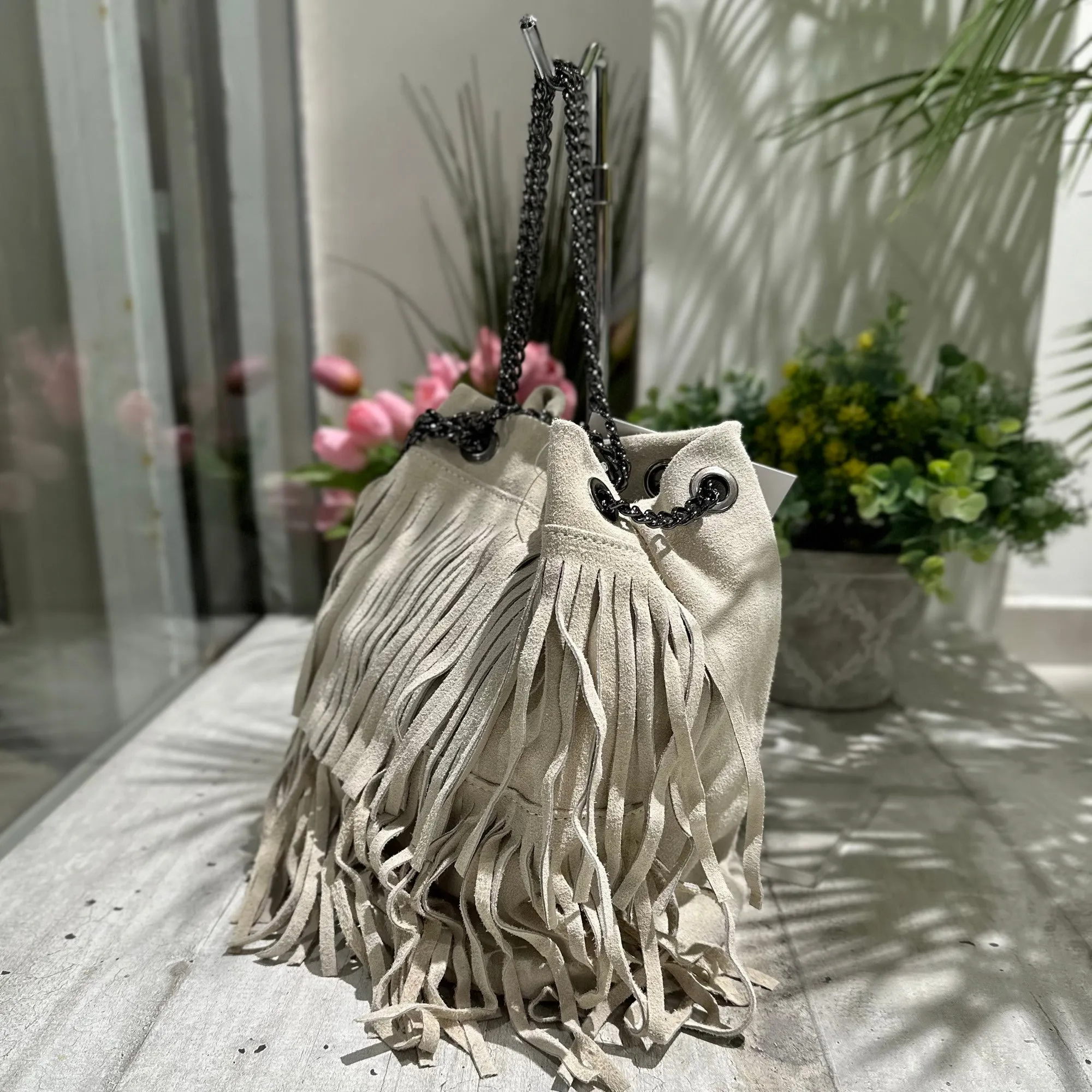 Borsa a Secchiello con Frange Offwhite in Pelle Scamosciata
