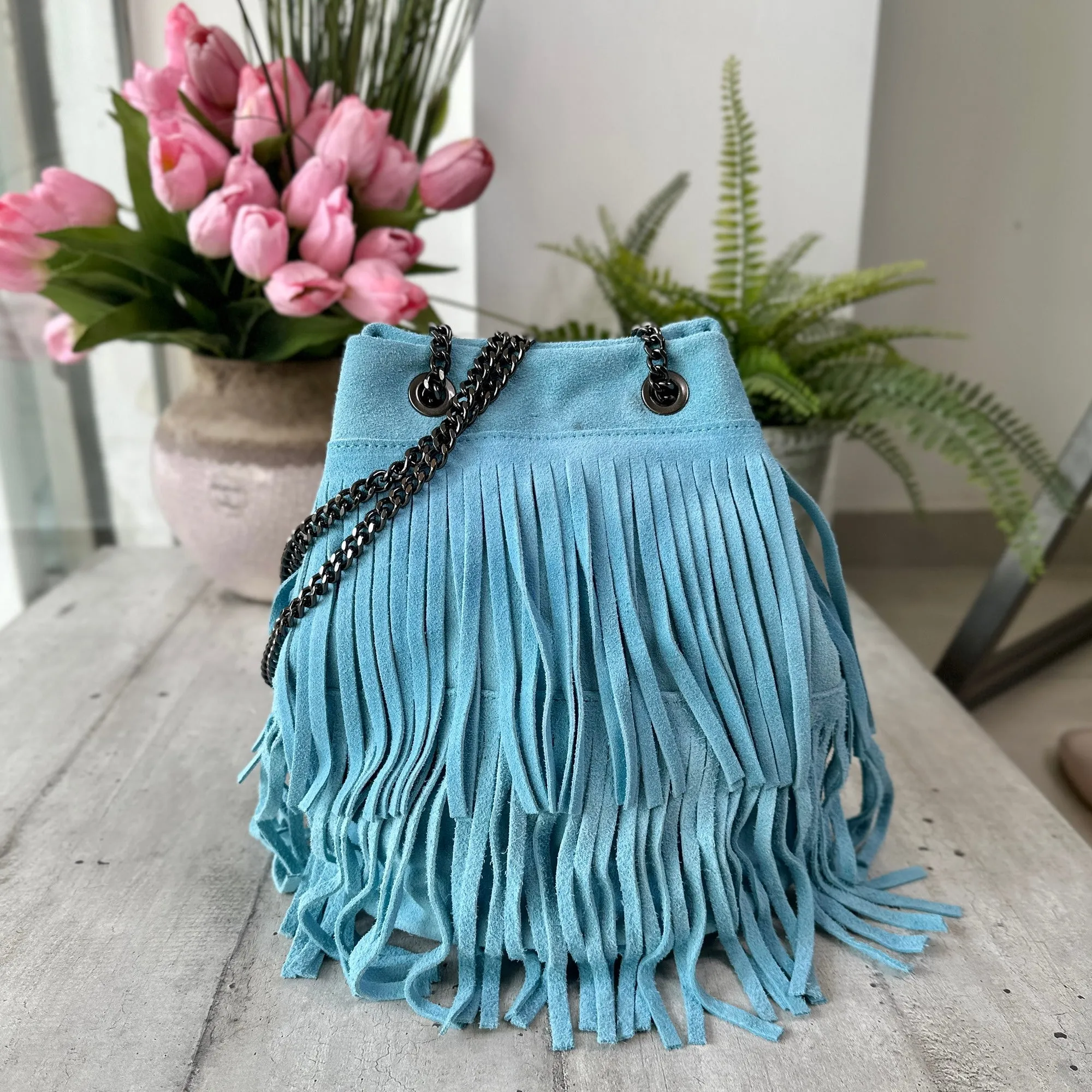 Borsa a Secchiello con Frange Turchese in Pelle Scamosciata