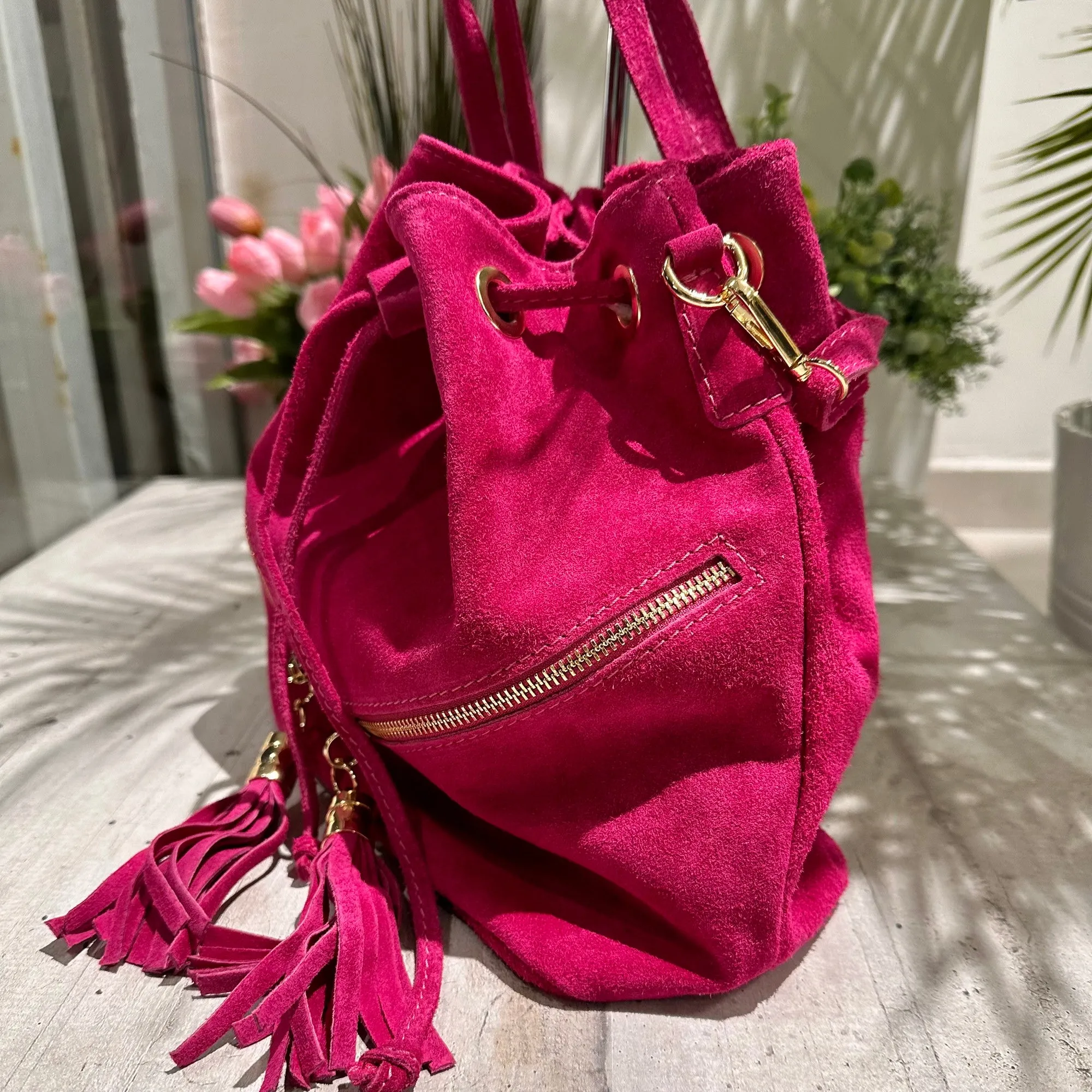 Borsa a Secchiello con Nappine Fuxia in Pelle Scamosciata Doppia Zip