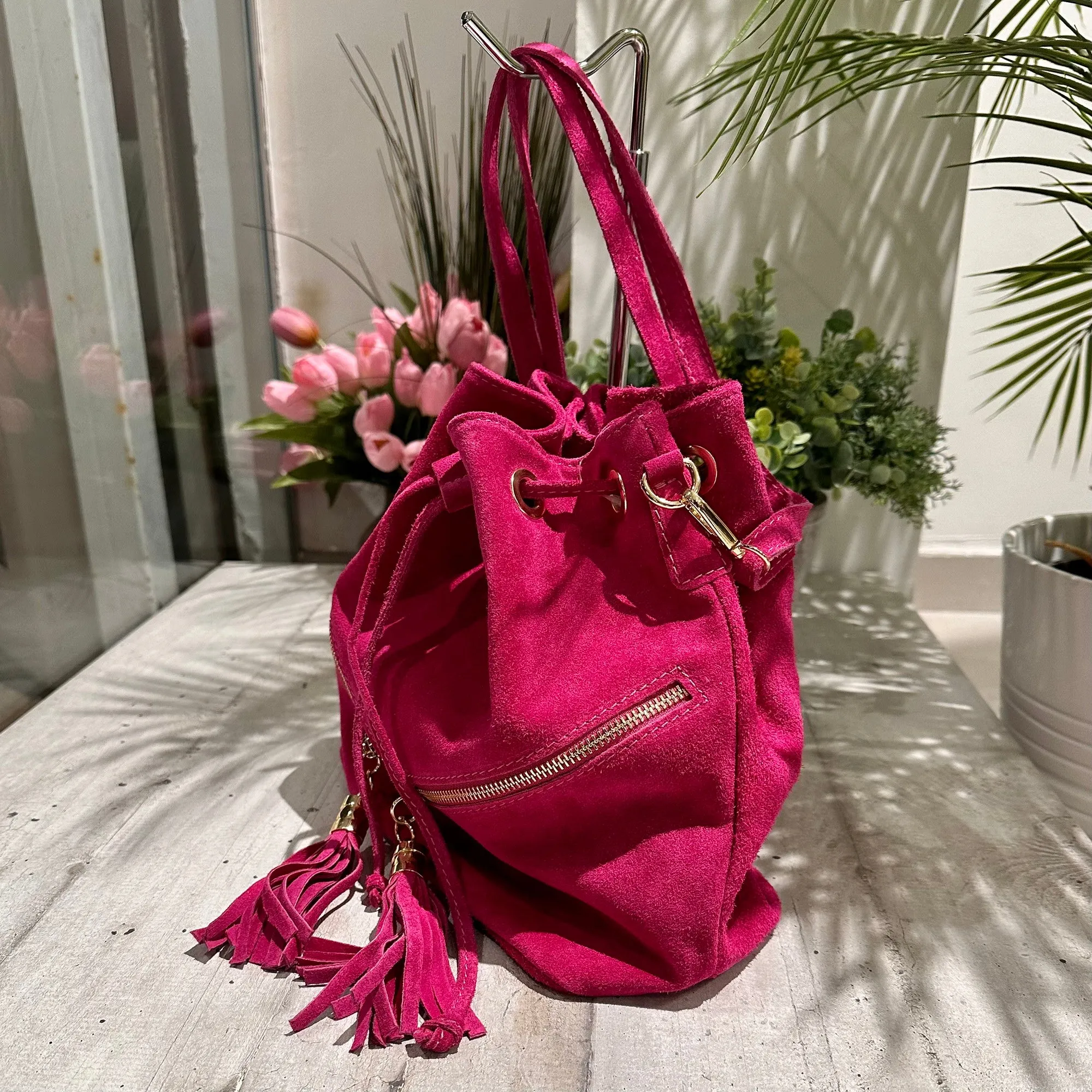 Borsa a Secchiello con Nappine Fuxia in Pelle Scamosciata Doppia Zip