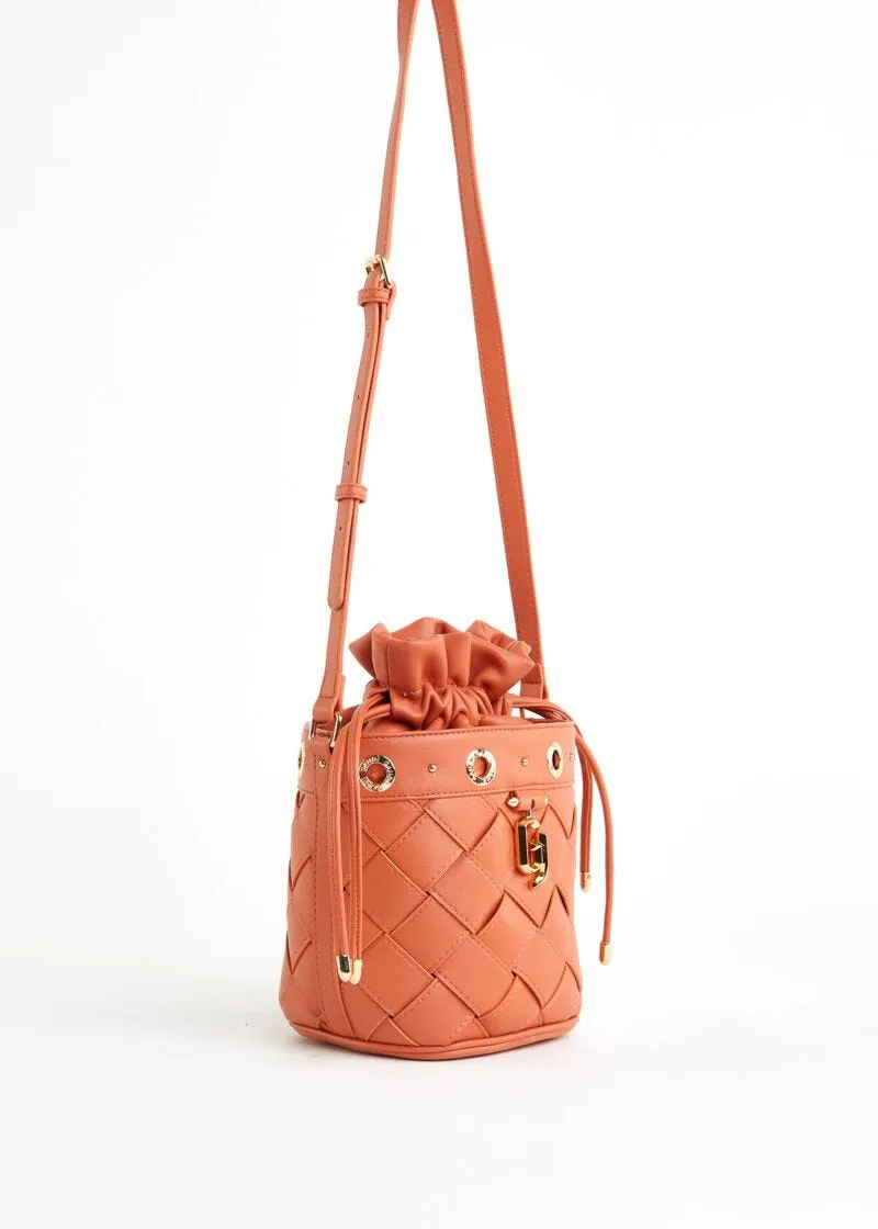 Borsa a secchiello in similpelle intrecciata