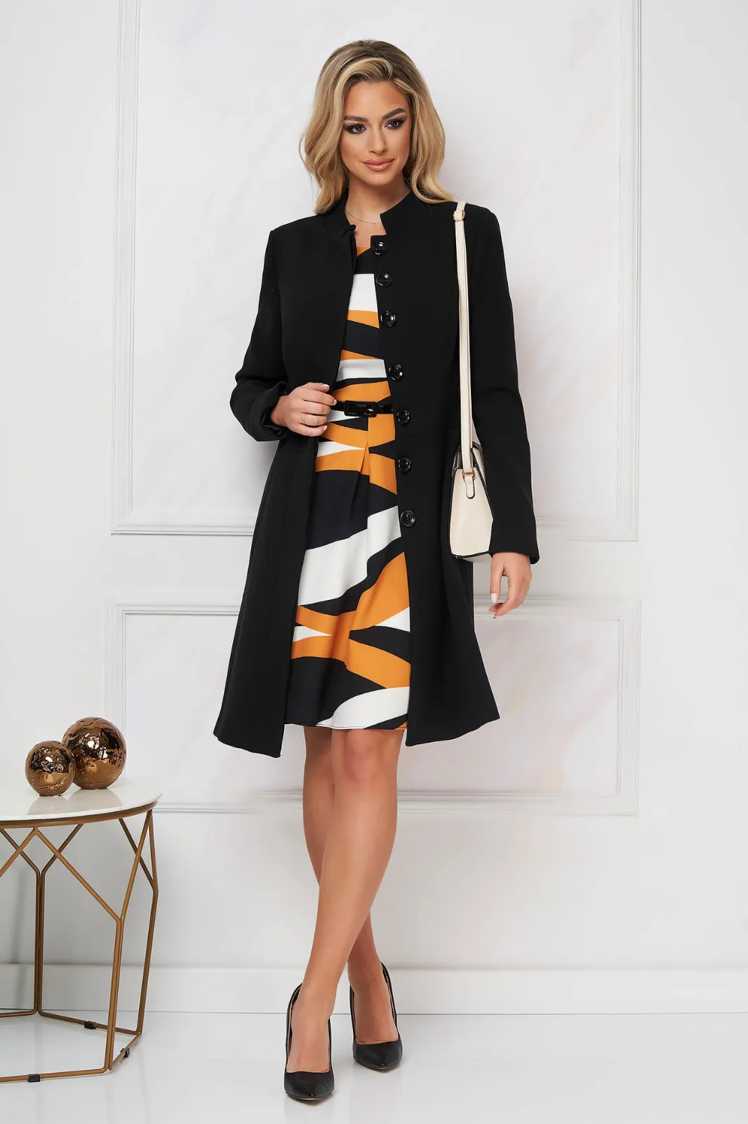 Cappotto nero in panno Artista a collo alto modello leggermente svasato accessoriato con due cinture