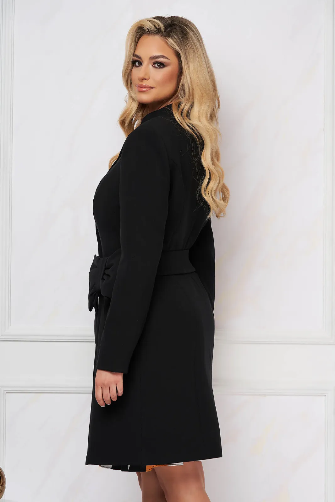 Cappotto nero in panno Artista a collo alto modello leggermente svasato accessoriato con due cinture