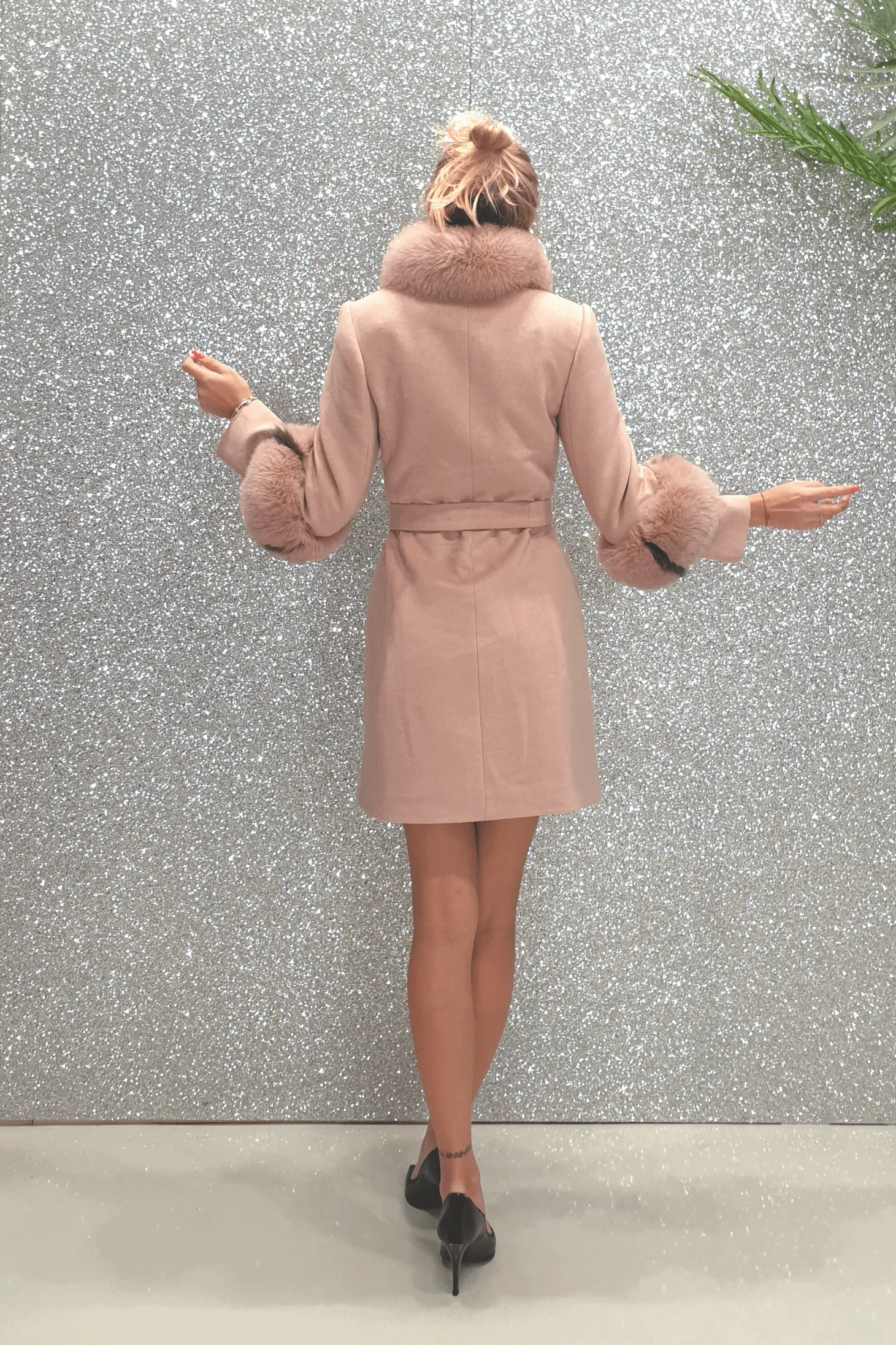 Cappotto rosa invernale Moda Mania a collo alto accessoriato con spilla decorativa e pelo naturale