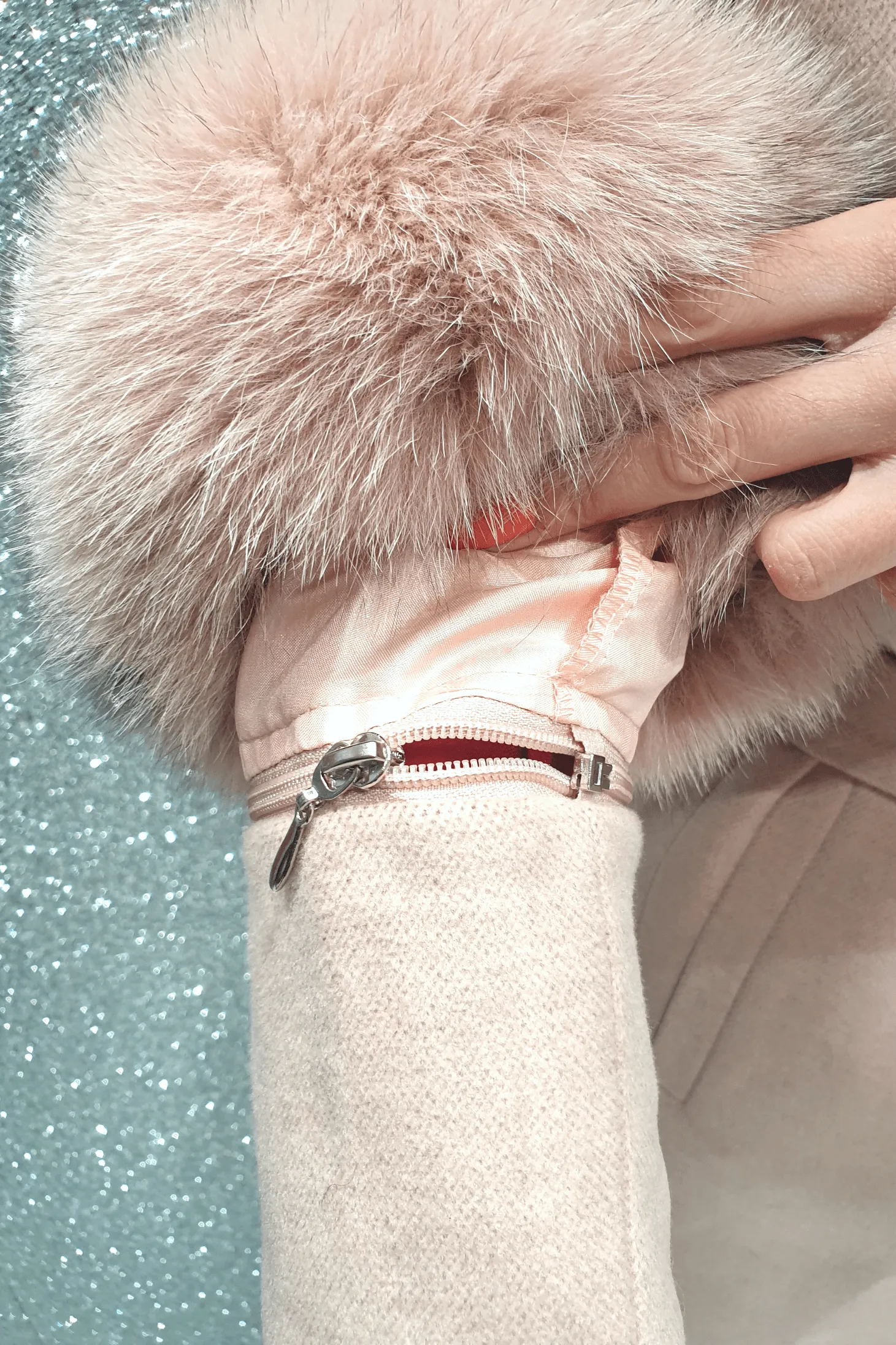 Cappotto rosa invernale Moda Mania a collo alto accessoriato con spilla decorativa e pelo naturale