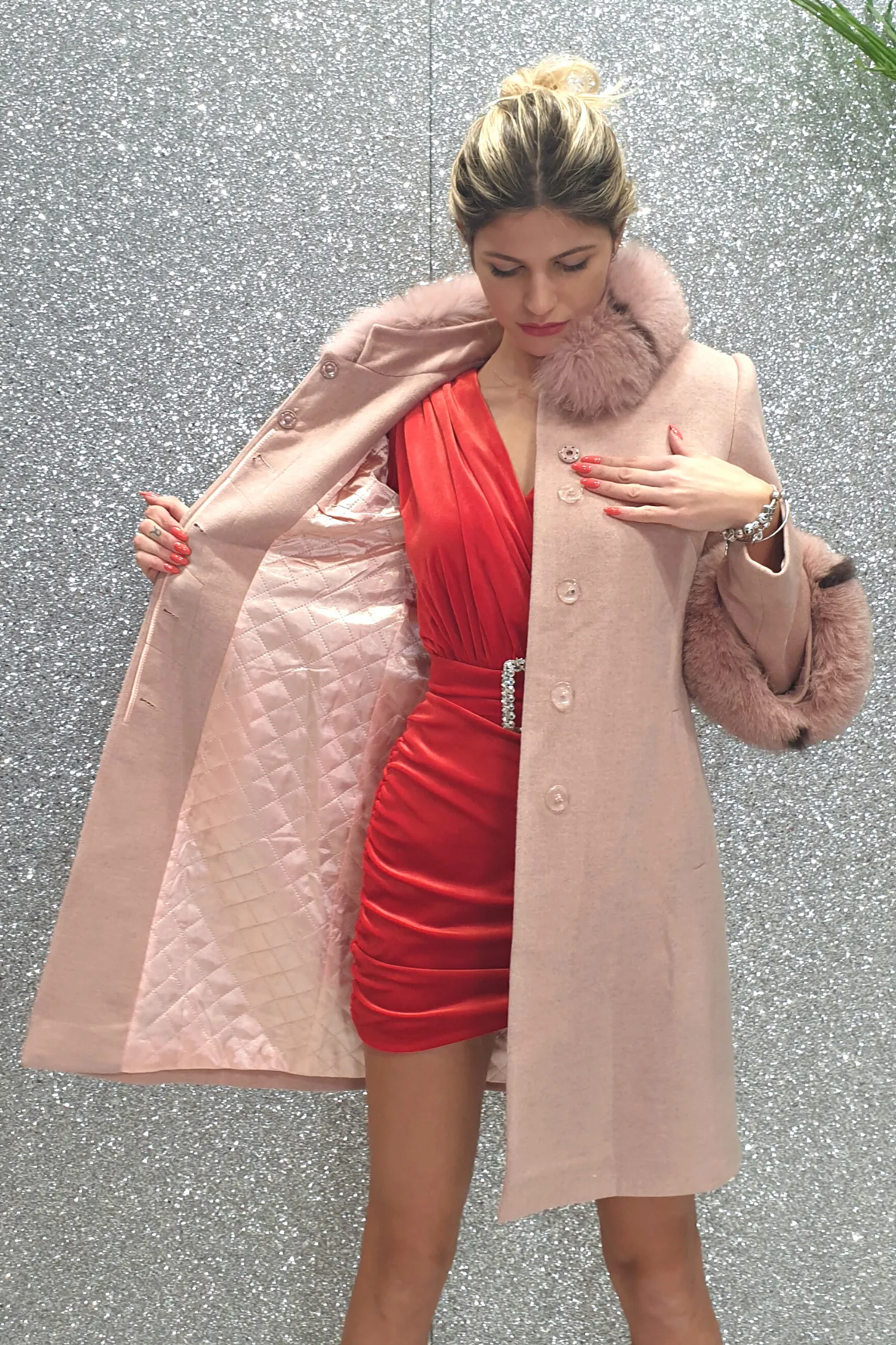 Cappotto rosa invernale Moda Mania a collo alto accessoriato con spilla decorativa e pelo naturale