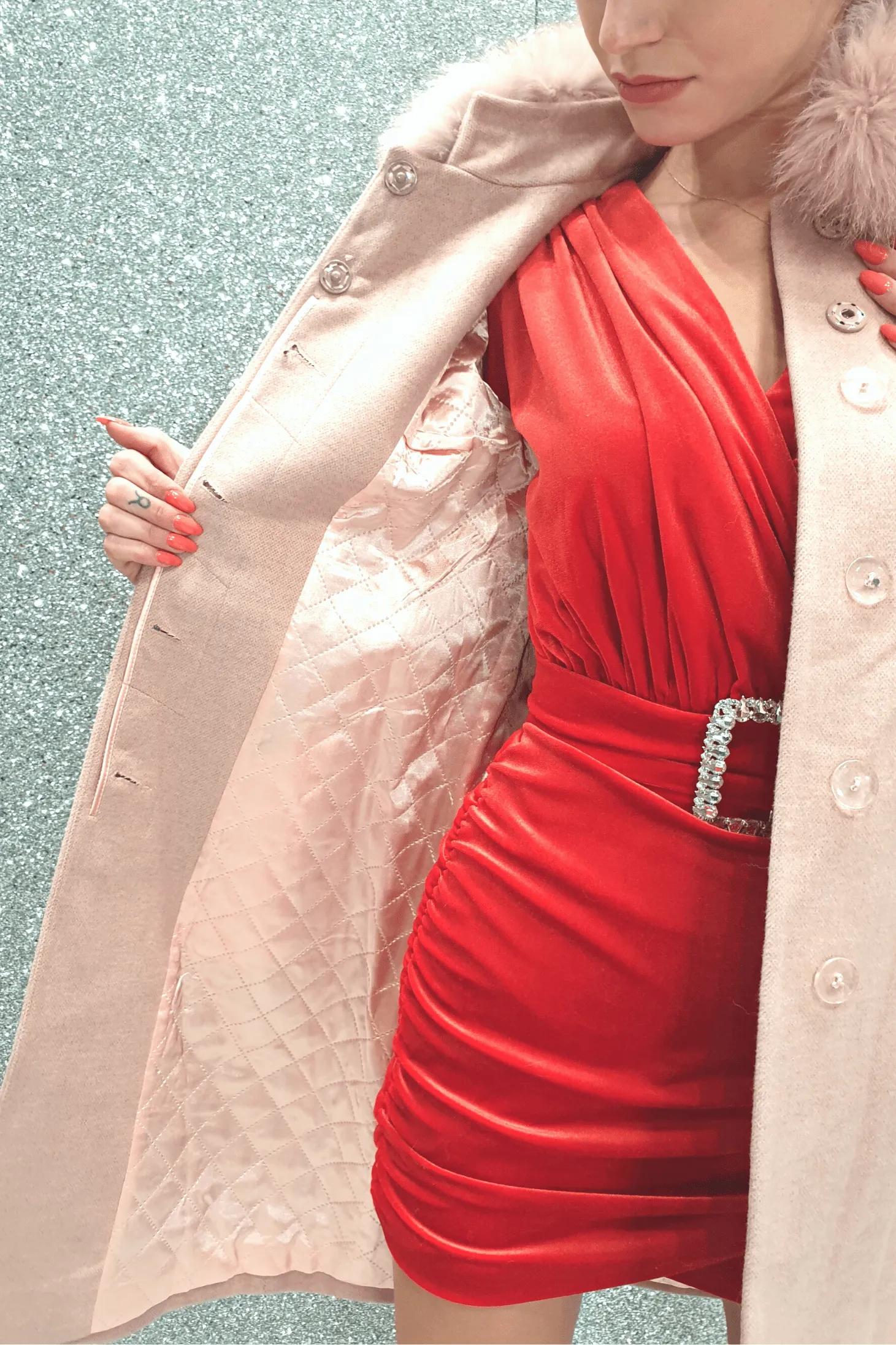 Cappotto rosa invernale Moda Mania a collo alto accessoriato con spilla decorativa e pelo naturale