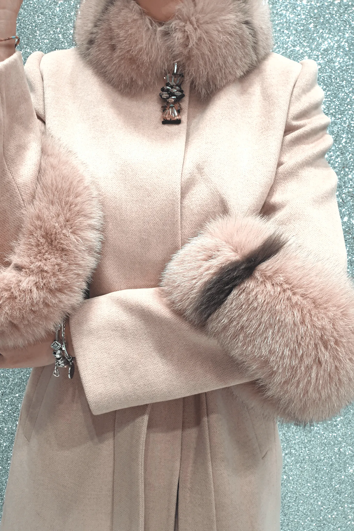 Cappotto rosa invernale Moda Mania a collo alto accessoriato con spilla decorativa e pelo naturale