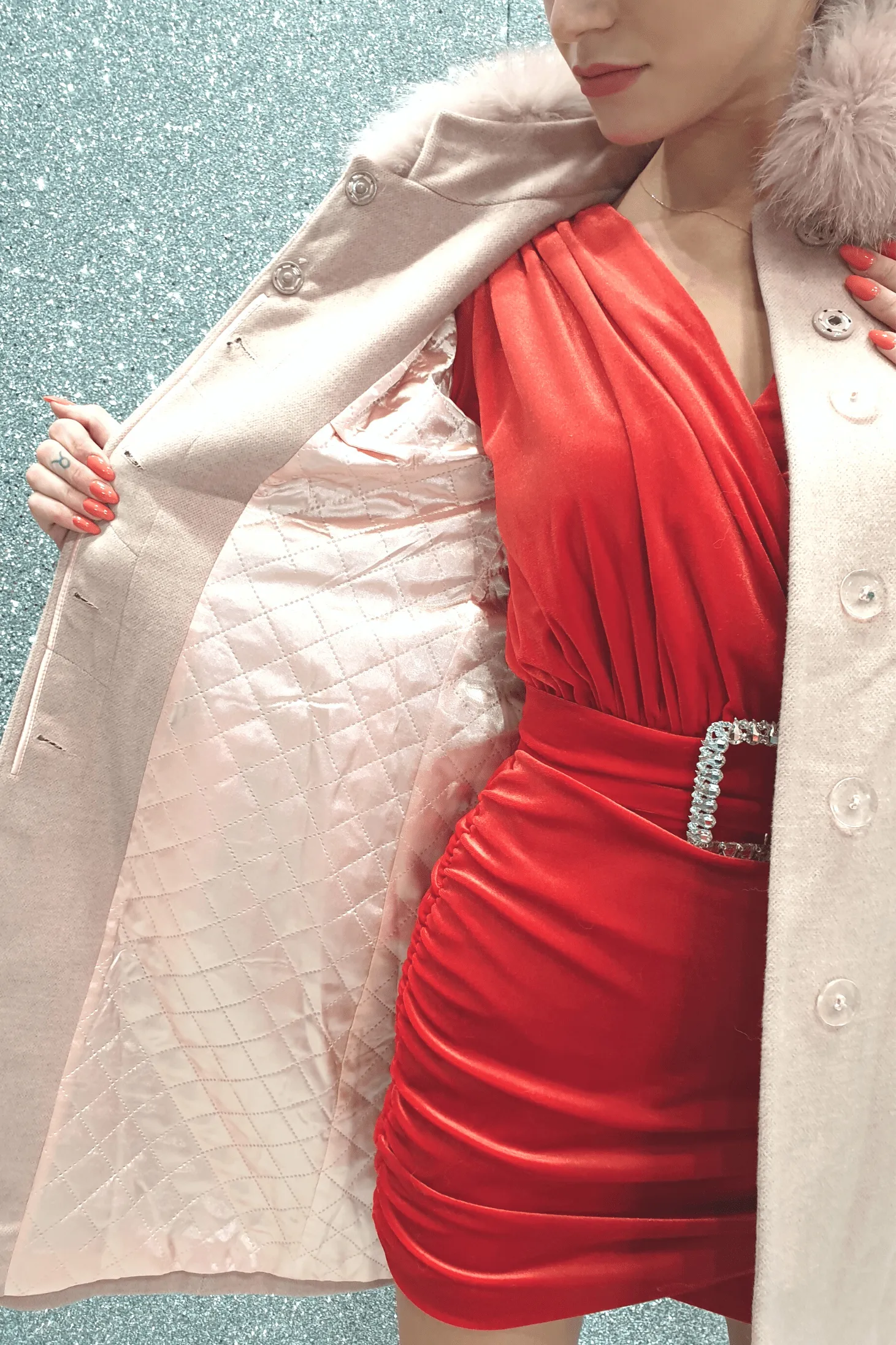 Cappotto rosa invernale Moda Mania a collo alto accessoriato con spilla decorativa e pelo naturale