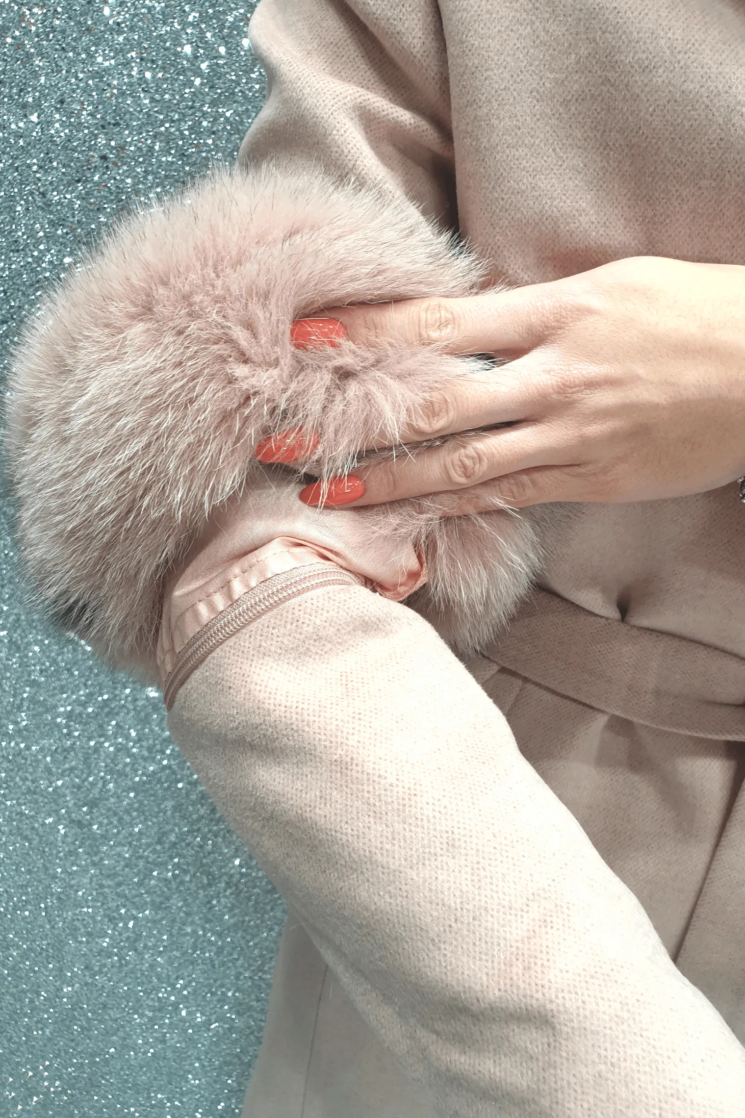 Cappotto rosa invernale Moda Mania a collo alto accessoriato con spilla decorativa e pelo naturale