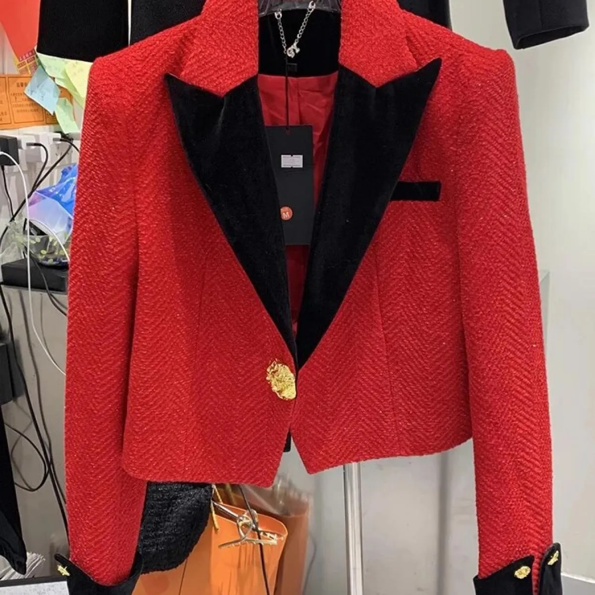 Giacca corta in lana con colletto a blocchi di colore da donna con bottoni in metallo più recente del 2023 di High Street