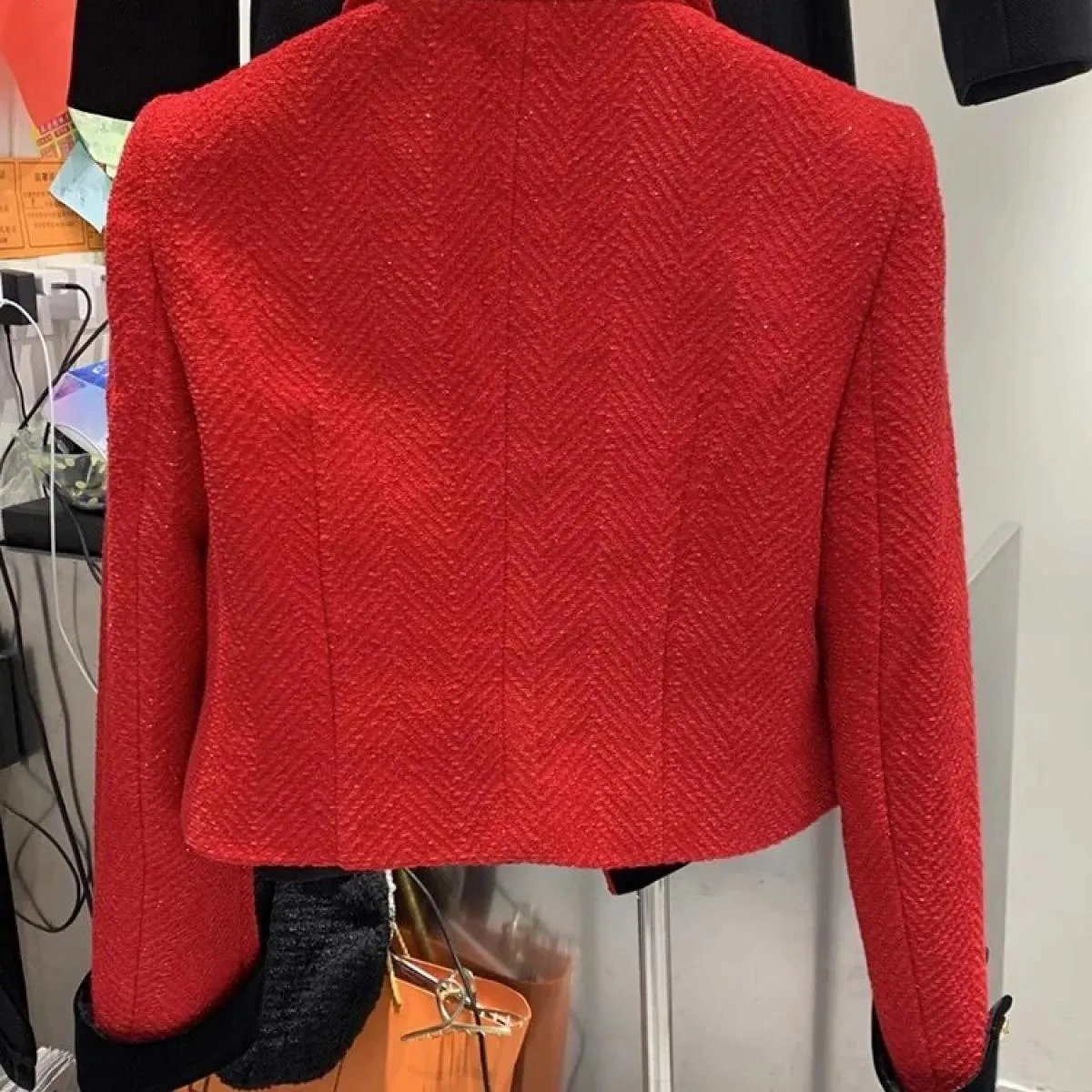 Giacca corta in lana con colletto a blocchi di colore da donna con bottoni in metallo più recente del 2023 di High Street