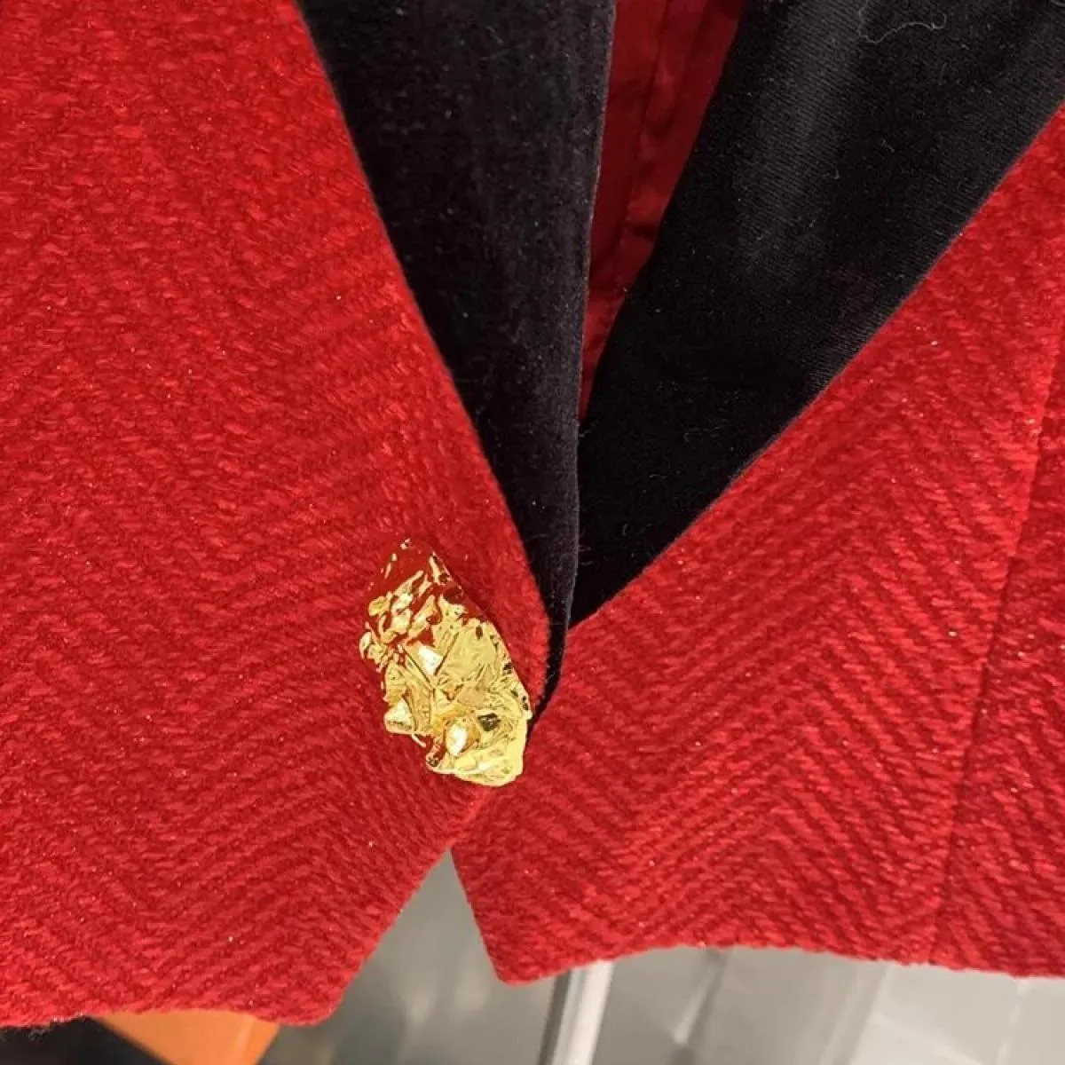 Giacca corta in lana con colletto a blocchi di colore da donna con bottoni in metallo più recente del 2023 di High Street