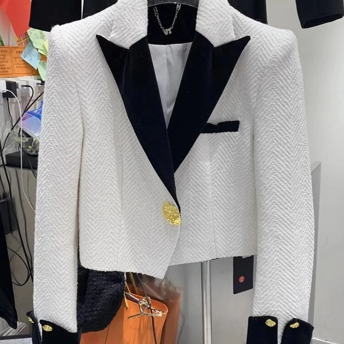 Giacca corta in lana con colletto a blocchi di colore da donna con bottoni in metallo più recente del 2023 di High Street