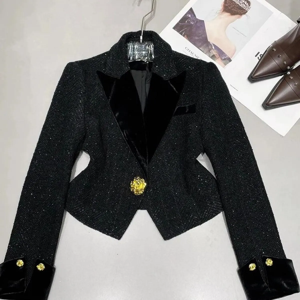 Giacca corta in lana con colletto a blocchi di colore da donna con bottoni in metallo più recente del 2023 di High Street
