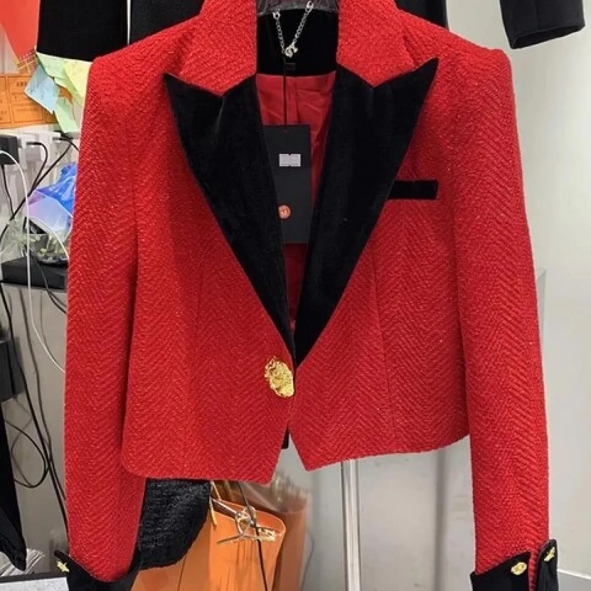 Giacca corta in lana con colletto a blocchi di colore da donna con bottoni in metallo più recente del 2023 di High Street