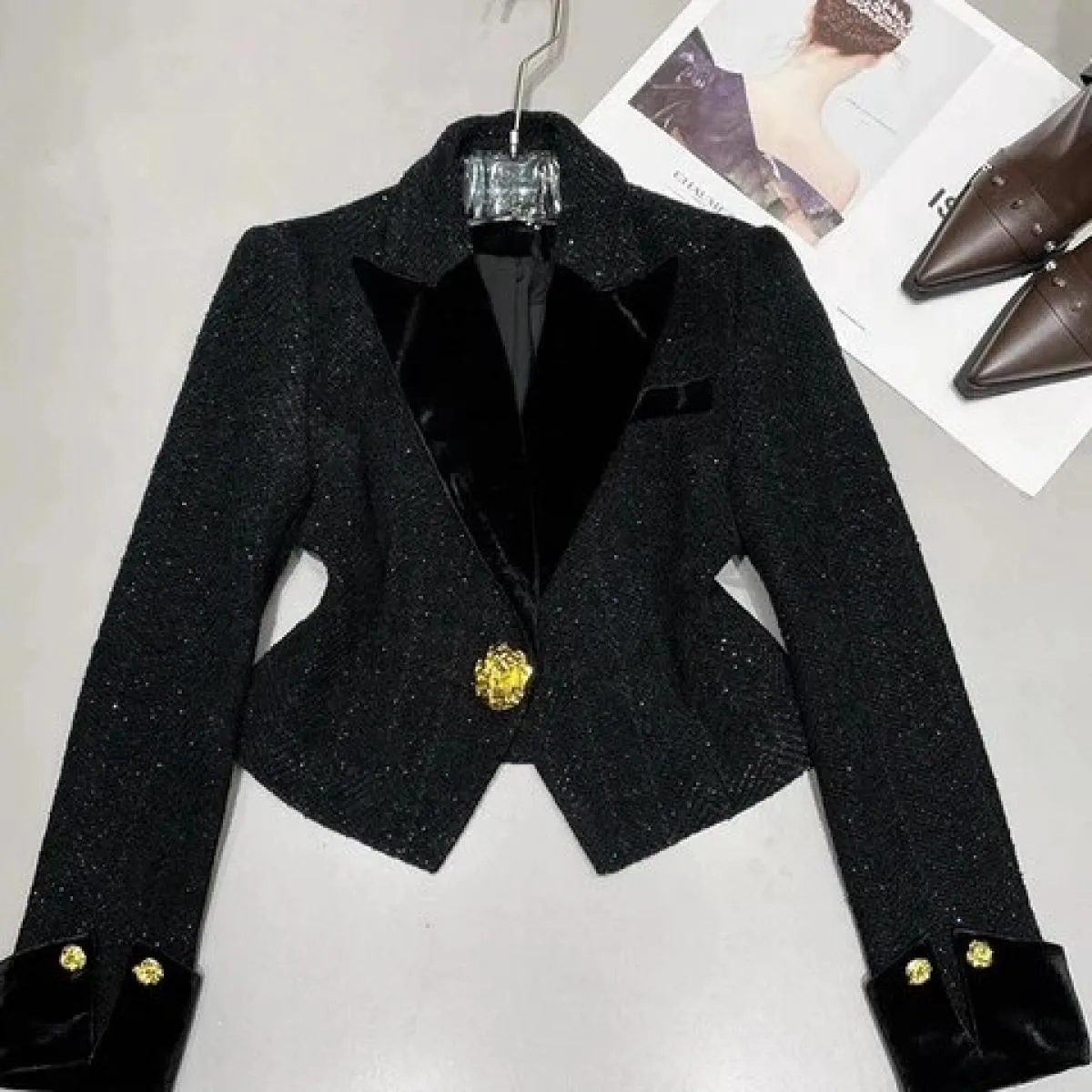 Giacca corta in lana con colletto a blocchi di colore da donna con bottoni in metallo più recente del 2023 di High Street