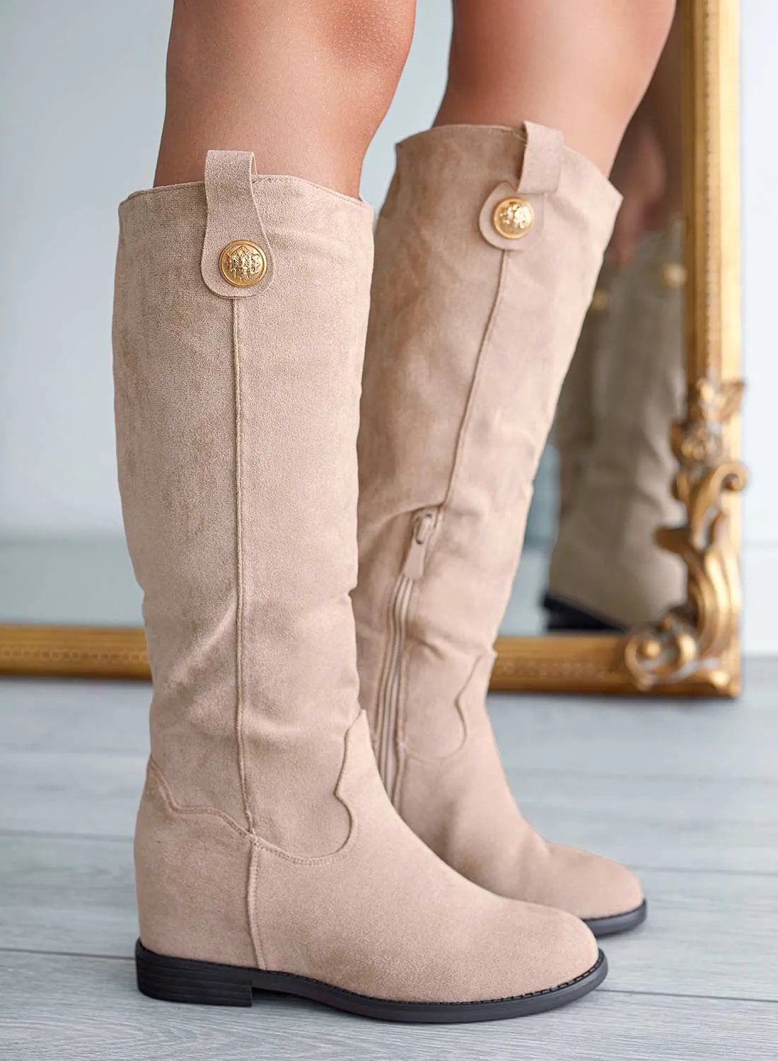 ROYAL - Stivali Alexoo beige con zeppa interna e bottone oro