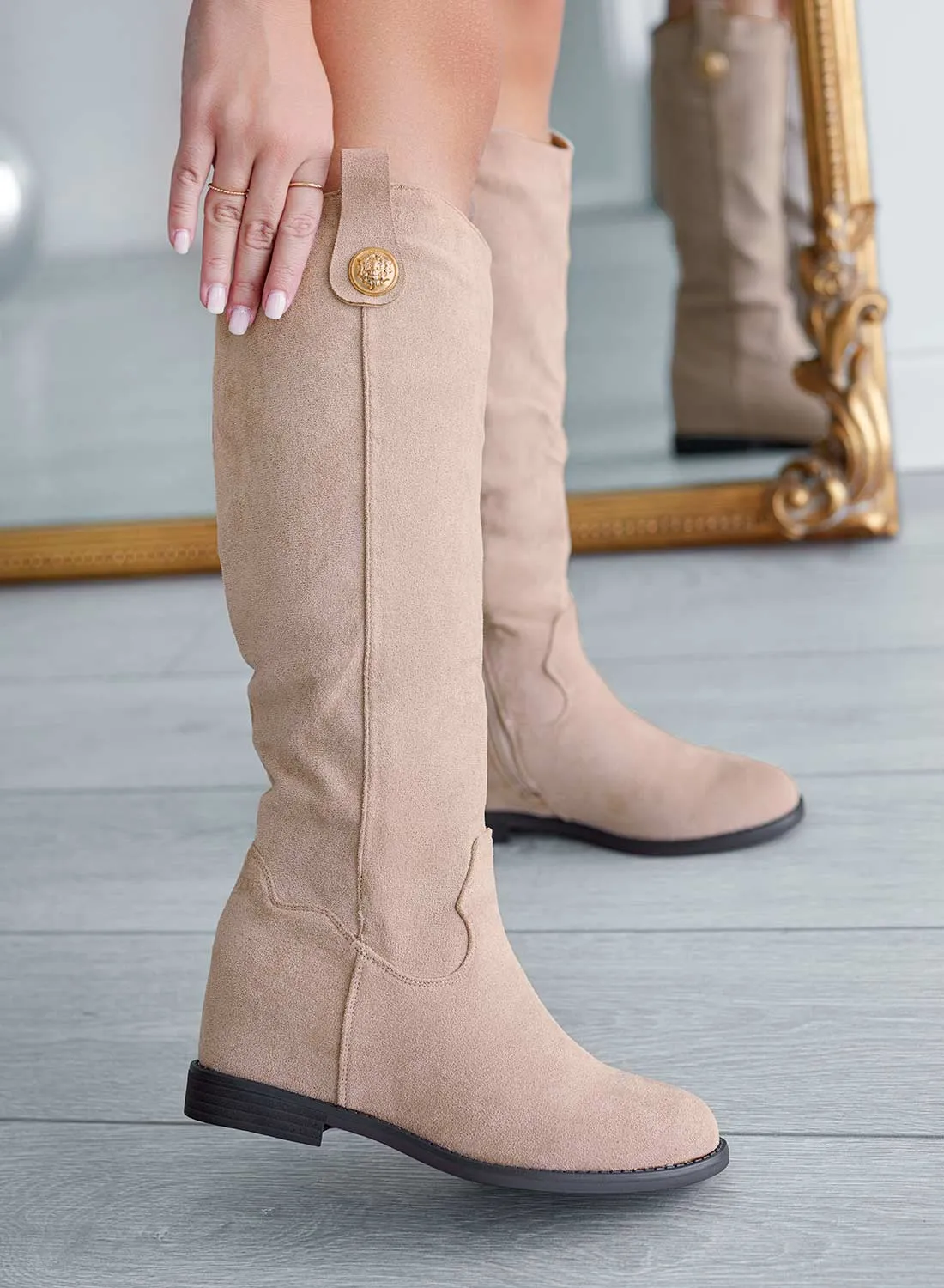 ROYAL - Stivali Alexoo beige con zeppa interna e bottone oro