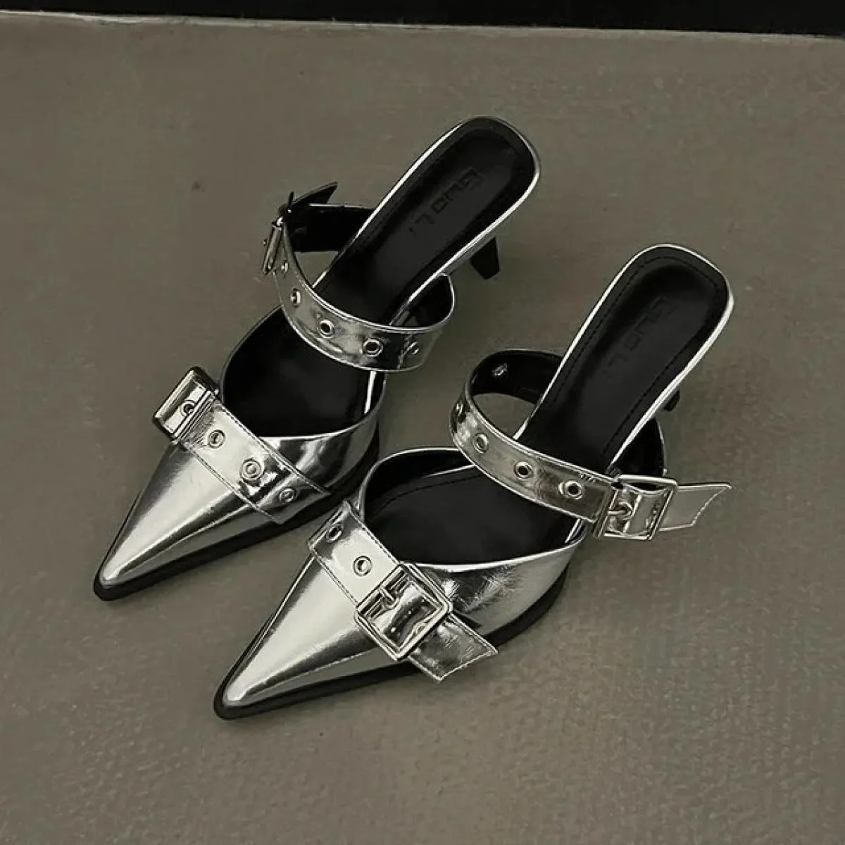 Sandali da donna con tacco alto con fibbia in metallo Sandali estivi con punta a punta argento Scarpe da festa Scarpe décolleté