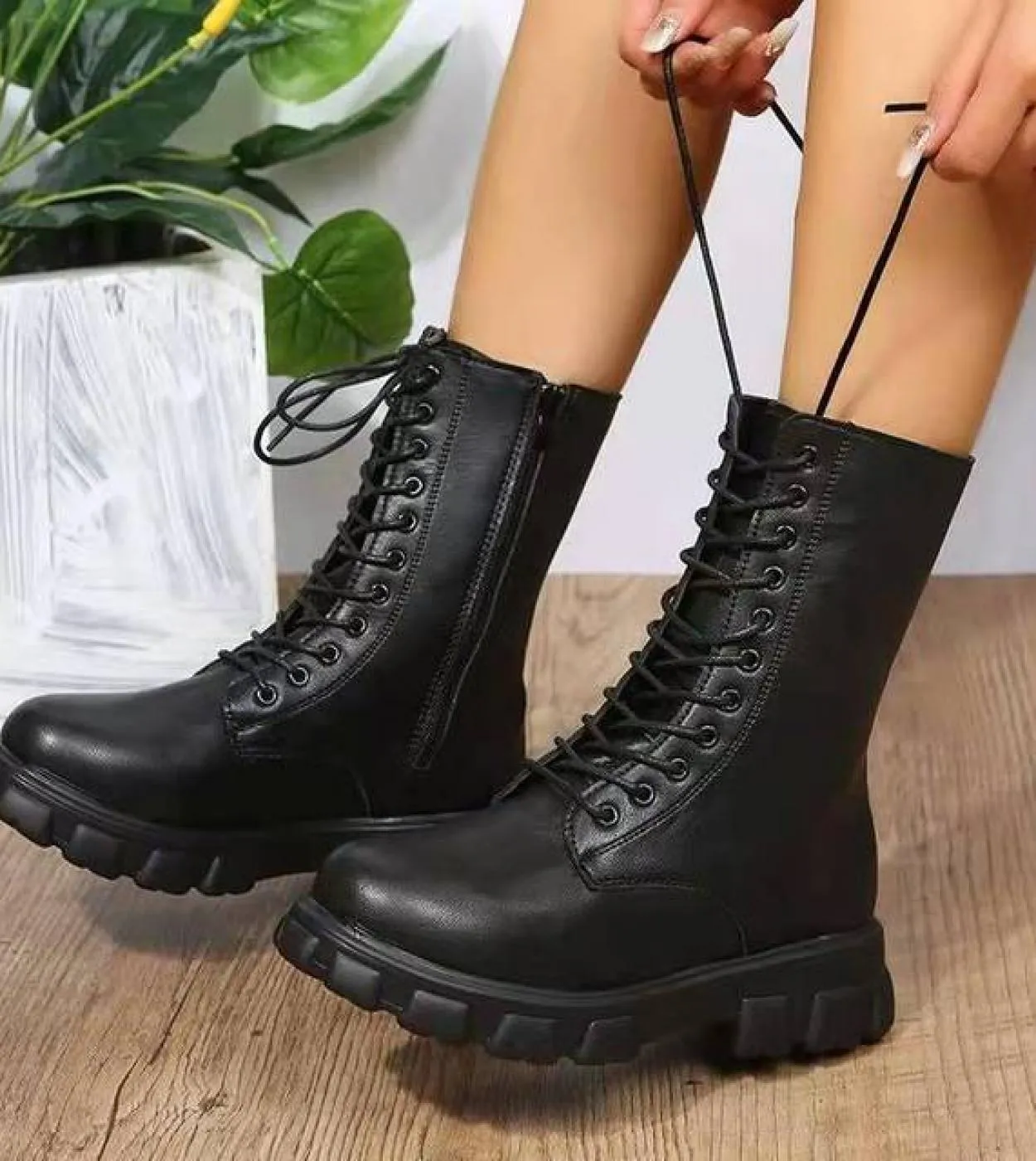 Scarpe da donna 2022 stivali a metà polpaccio invernali piattaforma moda stivali da donna punta tonda con lacci britannici Punk