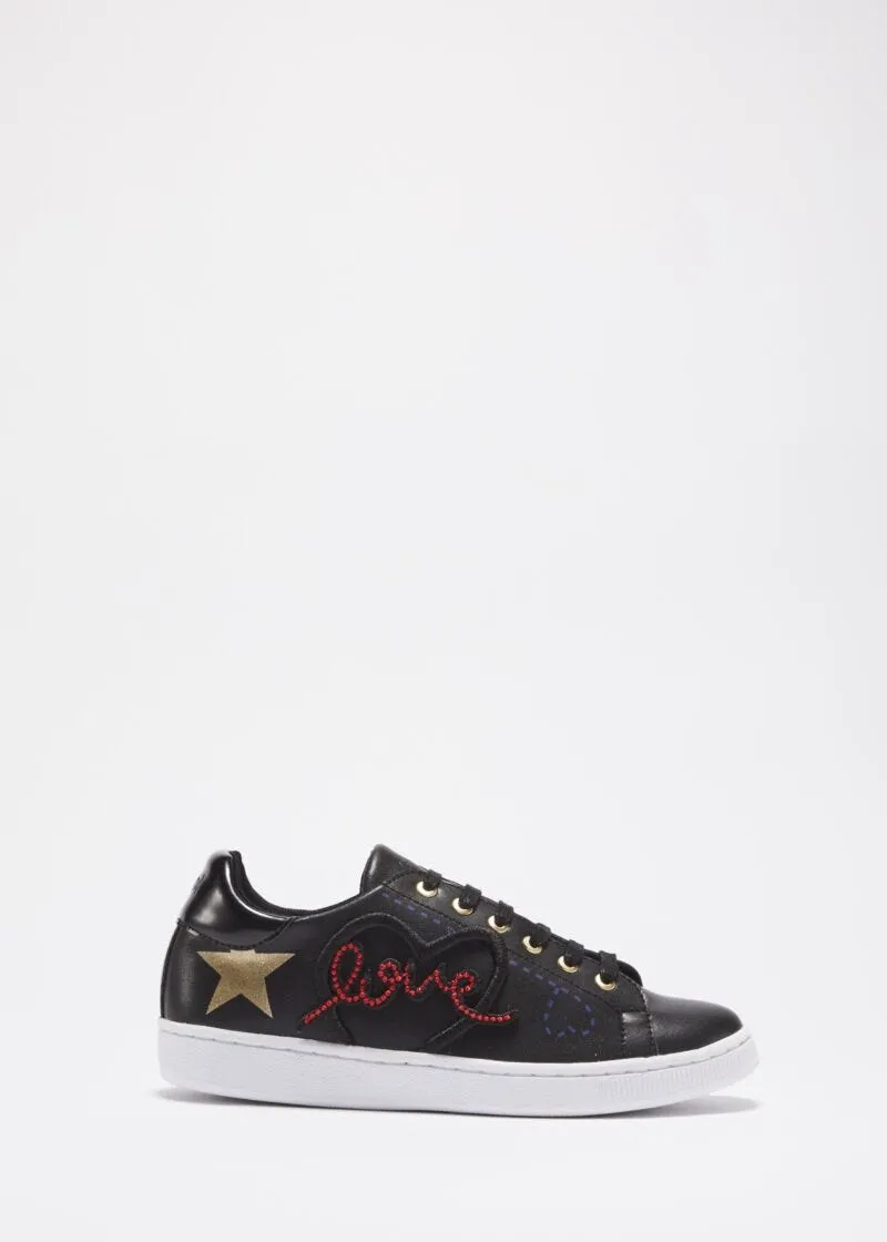 Sneakers con scritte ricamate