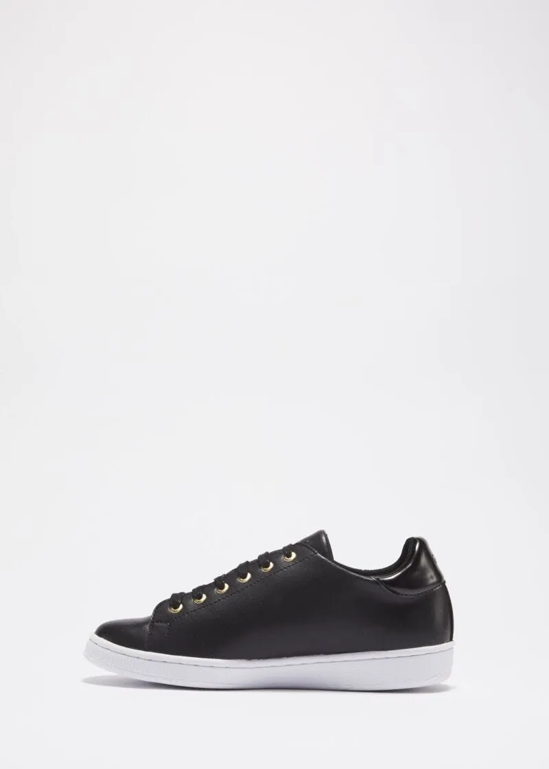 Sneakers con scritte ricamate