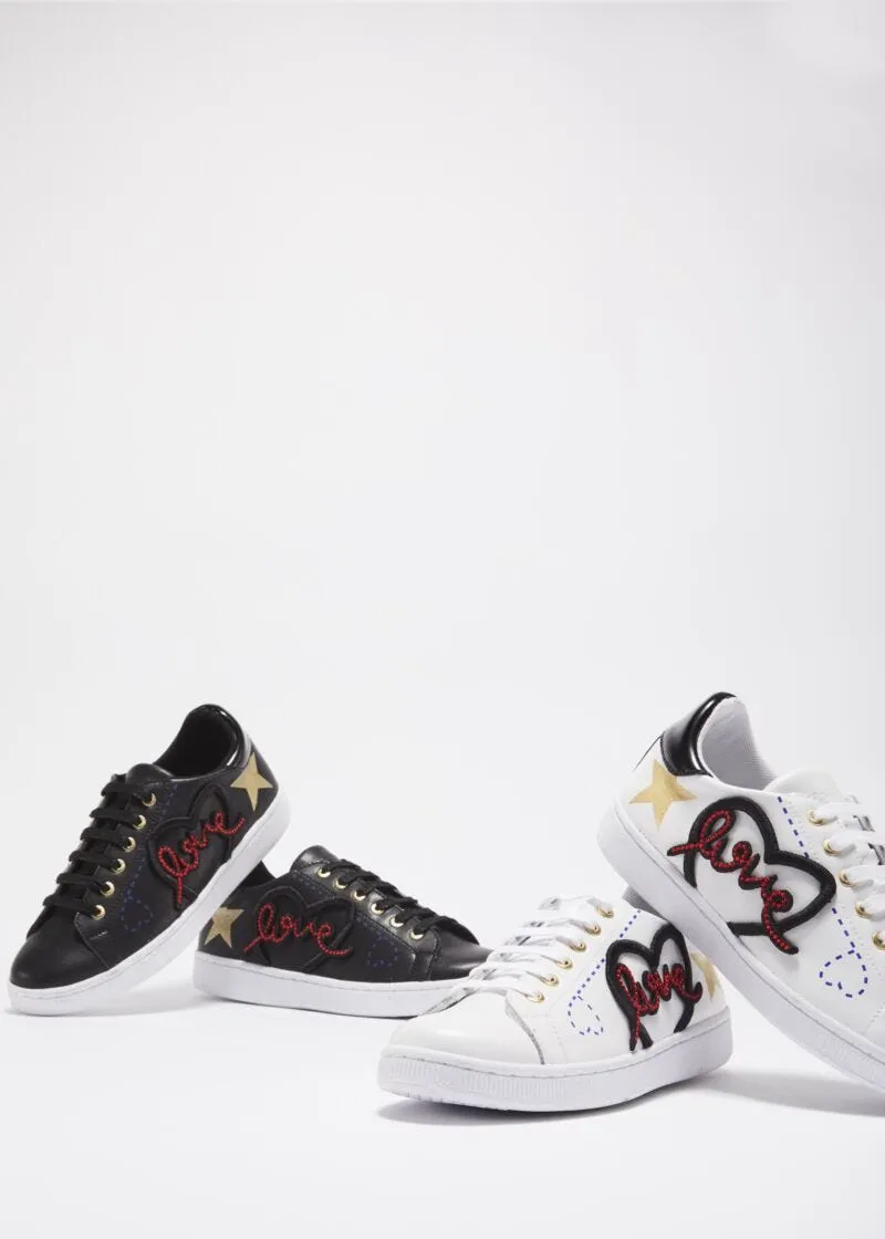 Sneakers con scritte ricamate