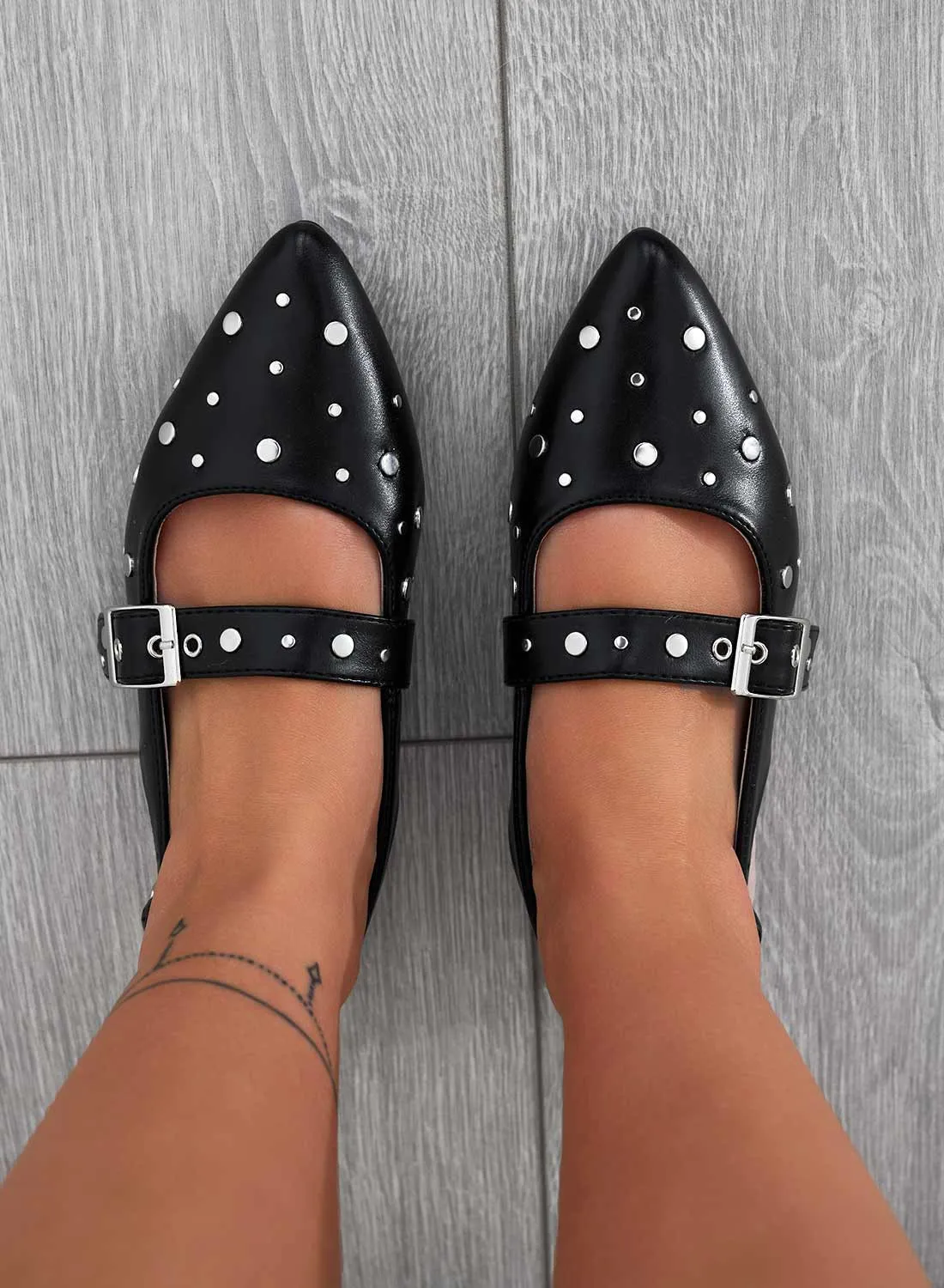 SOFY - Ballerine nere a punta con fibbia e borchie argento